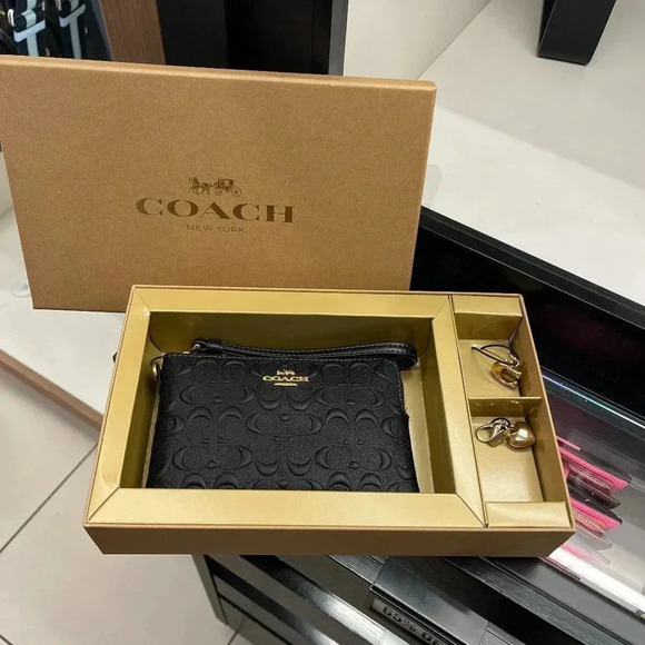 Coach Outlet Boxed Corner Zip Wristlet In Signature Leather CF358 IMBLK - Picture 1 of 10